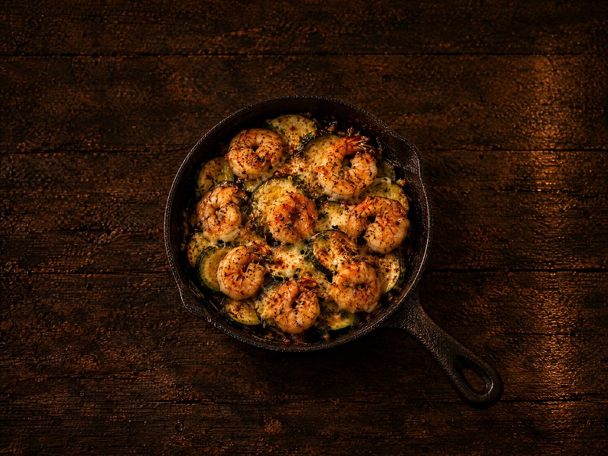 Sartén de hierro con calabacitas y camarones gratinados